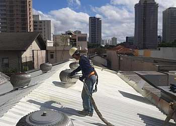 Aplicação de poliuretano expandido em telhados